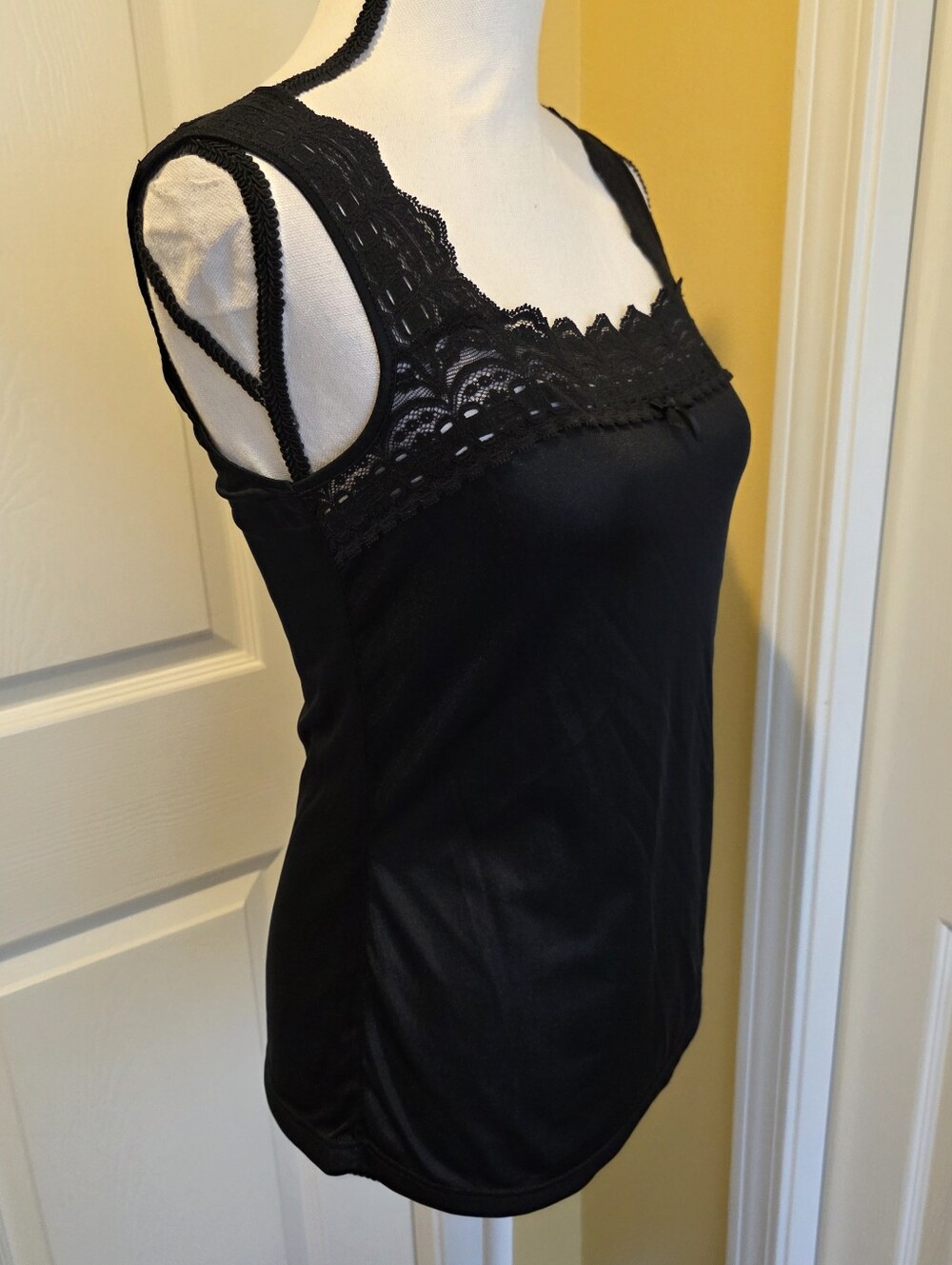 INTIMATE DETAILS BLACK CAMI TOP, SIZE 34 - Picture 6 of 9